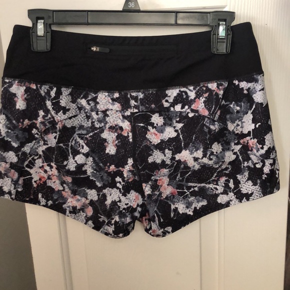 Lululemon Speed Up Short 2.5 - Picture 2 of 4